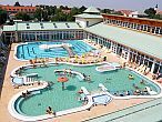 Nagy külső úszómedence a mosonmagyaróvári Thermal Hotelben***