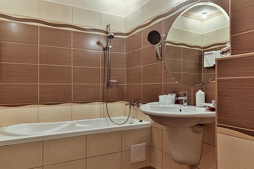 Luxus szálloda Hajdúszoboszlón -  Apollo termál szálloda kiemelkedően szép és tágas fürdőszobája