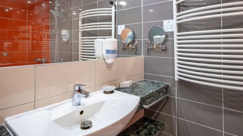Zsóry Fürdő Hotel Balneo szép fürdőszobája Mezőkövesden