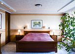 Silvanus Hotel Visegrád franciaágyas szobája panorámás kilátással