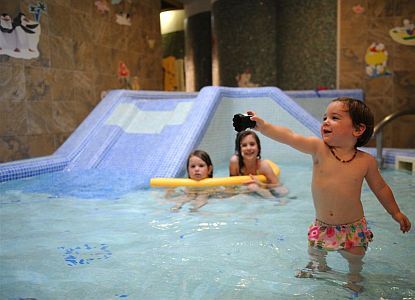 Hotel Mendan gyermek medencéje Zalakaroson - gyermekbarát szálloda