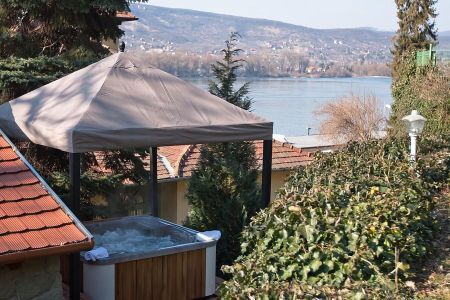 Hotel Vár Wellness és Kastélyszálló kültéri dunai panorámás jacuzzija